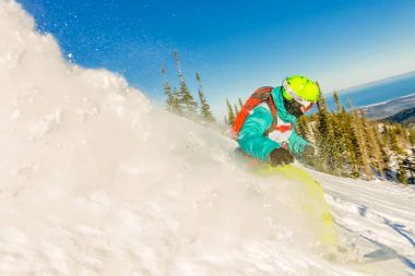 Freeride snowboard slaytlar şafakta dik bir yamaç aşağı