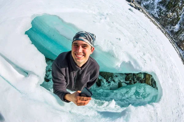 Hombre dentro de la grieta en los glaciares de hielo Islandia . — Foto de Stock