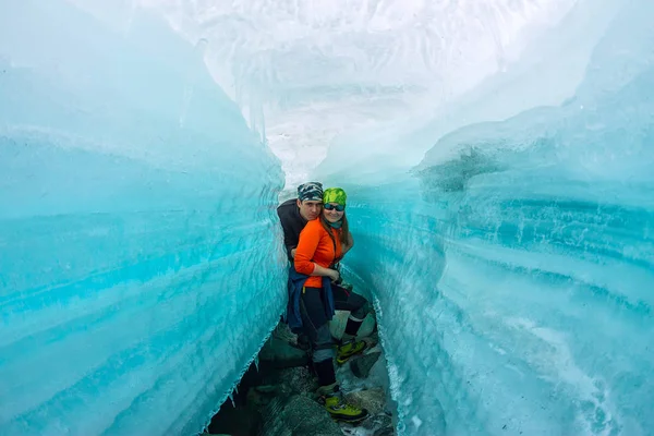 Femme et homme dans la fissure des glaciers Islande . — Photo