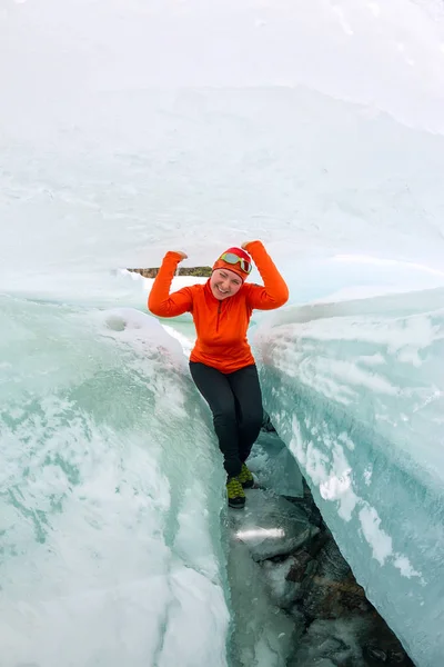 アイスランドの氷河の氷の亀裂の中の女性 — ストック写真