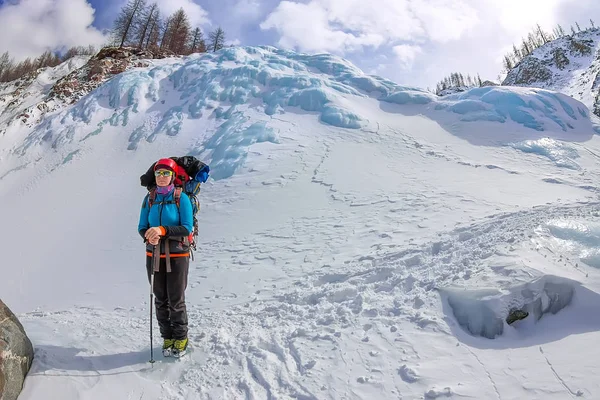 山に登るとハーネス、ヘルメット バックパック女性登山家 — ストック写真