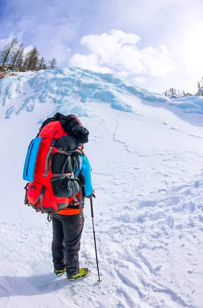 Alpinista donna con zaino, casco e imbracatura con arrampicata in montagna — Foto Stock