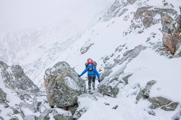山に登るとハーネス、ヘルメット バックパック女性登山家 — ストック写真