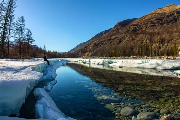 빙하 얼음에 앉아 여자 봄에서 강에 녹아 — 스톡 사진