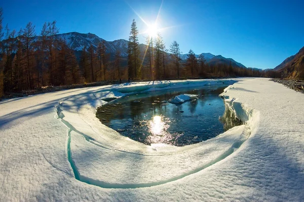 Gleccser jég olvad a tavaszi, a folyó a hegyek — Stock Fotó