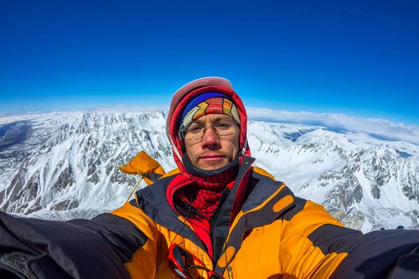 Selfi escalador masculino en las montañas nevadas — Foto de Stock