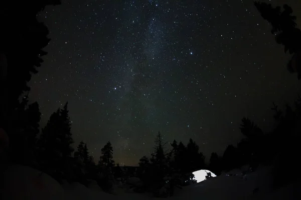 Белая Палатка Звездным Небом Молочный Путь Деревьях Зимних Горах Ночью — стоковое фото