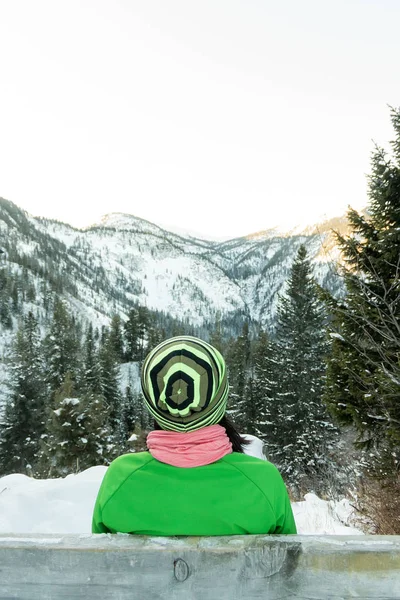 Alone tourists girls sitting on a bench in the winter and looking at the mountains — Stock Photo, Image