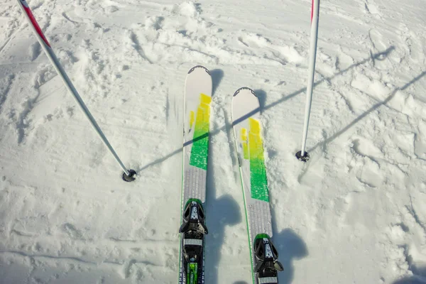 Esquiador vista en primera persona de la pista de esquí —  Fotos de Stock