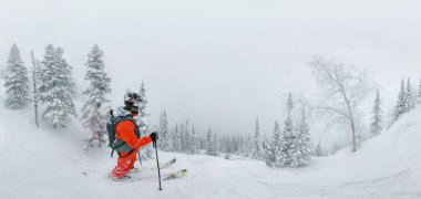 Adam kayakçı freerider ridge, üst kısmında macera kış freeride aşırı spor ayakta