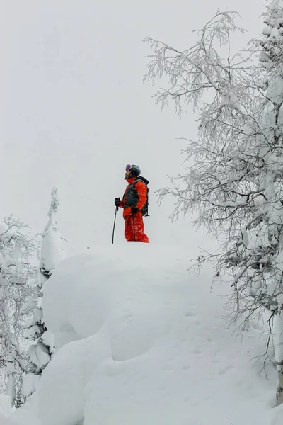 Uomo in piedi in cima al crinale. Scialpinismo in montagna. Avventura inverno freeride sport estremi — Foto Stock