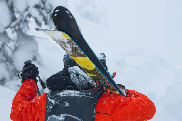 Portrait jeune homme lunettes de ski tenant ski dans les montagnes — Photo