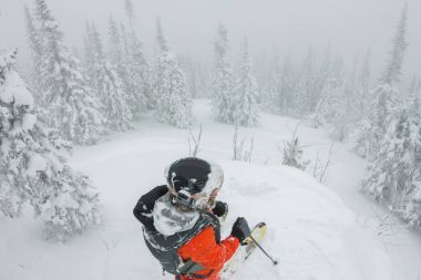 Sırtın üst kısmında ayakta adam. Tur kayağı dağlarda. Macera kış freeride aşırı spor