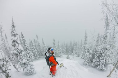 Sırtın üst kısmında ayakta adam. Tur kayağı dağlarda. Macera kış freeride aşırı spor
