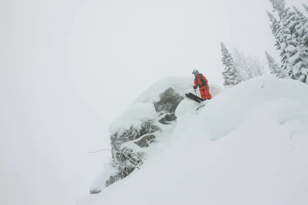 Un hombre parado en la cima de la cresta. Esquí de montaña. Aventura invierno freeride deporte extremo —  Fotos de Stock