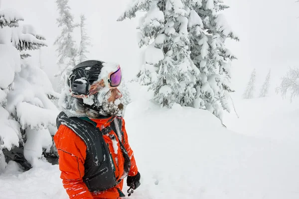 Retrato joven hombre gafas de esquí celebración de esquí en las montañas — Foto de Stock
