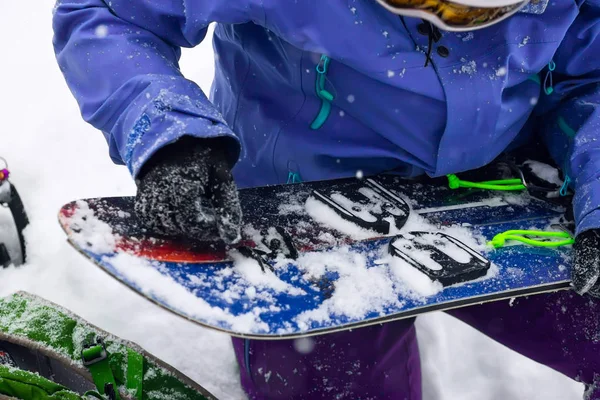 Femme freerider installe splitboard, dans la neige montagnes sauvages — Photo