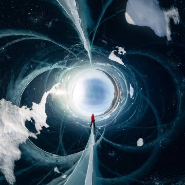 Adam blue Ice Olkhon gelen Deniz Baykal, üzerinde çatlaklar üzerine. Küresel 360 panorama küçük gezegen