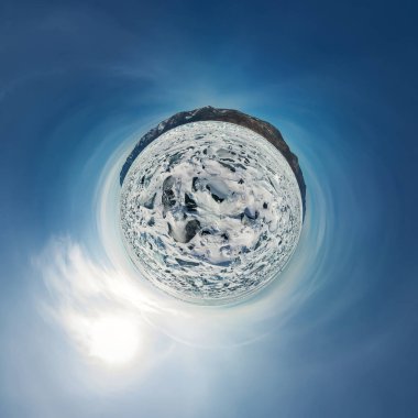 Tepecik Olkhon gelen Deniz Baykal, mavi buz üzerinde. Küresel 360 panorama küçük gezegen