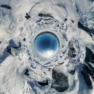 Tepecik Olkhon gelen Deniz Baykal, mavi buz üzerinde. Küresel 360 panorama küçük gezegen