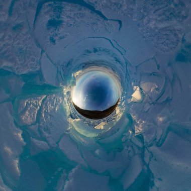 Mavi Tepecik Olkhon günbatımı, Baykal Gölü buz. Küresel 360 panorama küçük gezegen