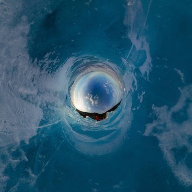 Tepecik Olkhon gelen Deniz Baykal, mavi buz üzerinde. Küresel 360 panorama küçük gezegen.