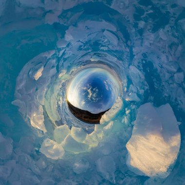 Tepecik Olkhon gelen Deniz Baykal, mavi buz üzerinde. Küresel 360 panorama küçük gezegen.