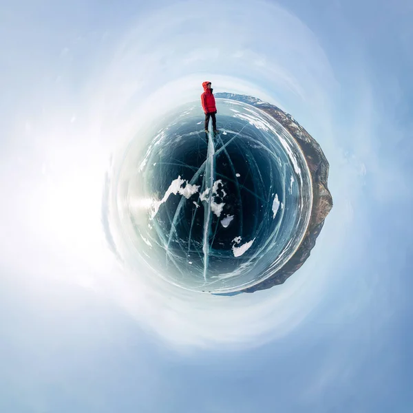 Человек на трещинах на голубом льду озера Байкал из Ольхона. Сферическая 360 панорамная маленькая планета — стоковое фото