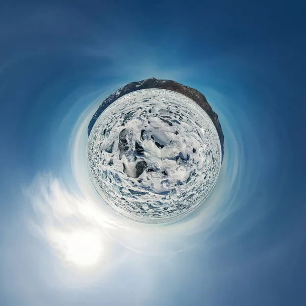 Tepecik Olkhon gelen Deniz Baykal, mavi buz üzerinde. Küresel 360 panorama küçük gezegen