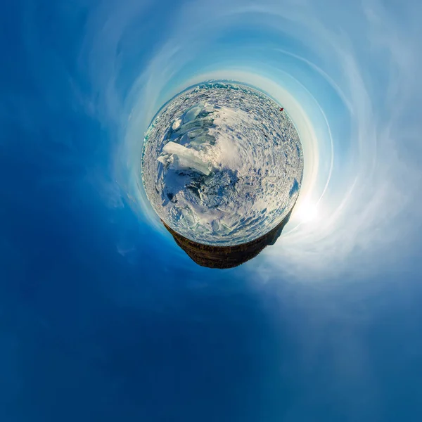 Tepecik Olkhon gelen Deniz Baykal, mavi buz üzerinde. Küresel 360 panorama küçük gezegen