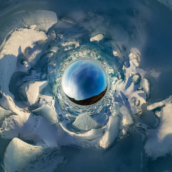 Tepecik Olkhon gelen Deniz Baykal, mavi buz üzerinde. Küresel 360 panorama küçük gezegen