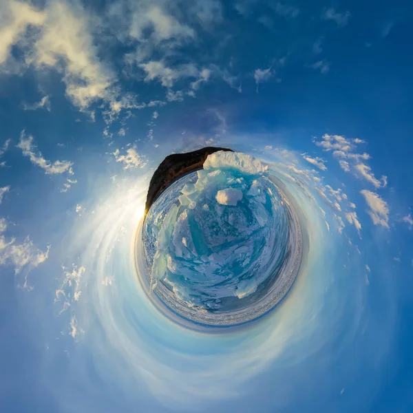 Tepecik Olkhon gelen Deniz Baykal, mavi buz üzerinde. Küresel 360 panorama küçük gezegen.