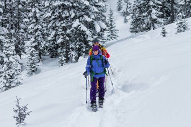 Dağda kar üzerinde çift freeriders skitour adam ve bir kadın vardır