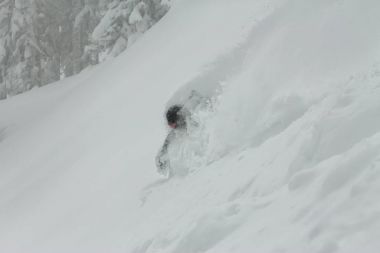 toz kar kar ağaçların arasında Freerider rides