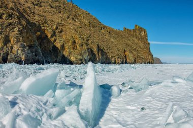 Deniz Baykal saf şeffaf buz Tepecik güneş yoluyla günbatımında parlıyor