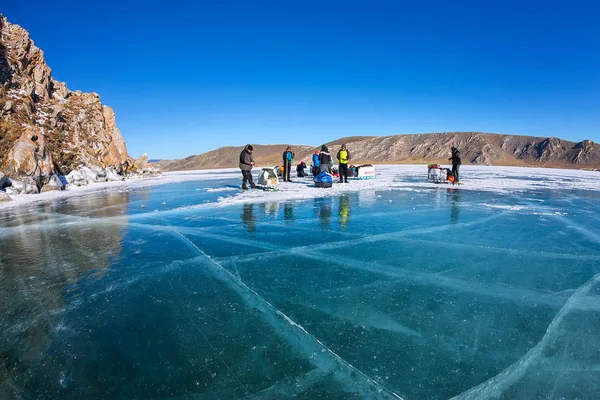 带冰雪橇的游客群沿着贝加尔湖的冰面漫步 — 图库照片