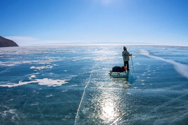 Menina Com Trenó Poste Trekking Está Gelo Lago Baikal — Fotografia de Stock