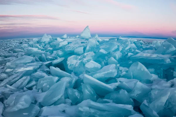 Puro hielo transparente del lago Baikal a través del sol está brillando en la puesta del sol —  Fotos de Stock