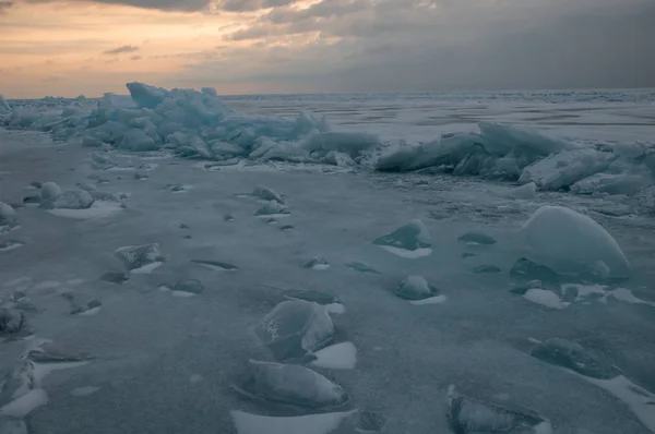 Amanecer Las Jorobas Azules Del Lago Hielo Baikal Campo Cubierto —  Fotos de Stock