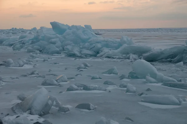 Świt Kępach Niebieski Lód Jezioro Bajkał Snowy Pole Zimie Podróż — Zdjęcie stockowe