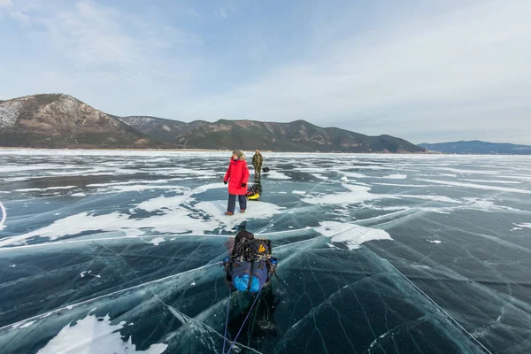 带冰雪橇的游客群沿着贝加尔湖的冰面漫步 — 图库照片