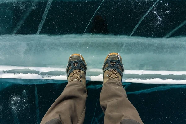 Pernas Humanas Bota Caminhada Crampons Gelo Textura Baikal Gelo — Fotografia de Stock