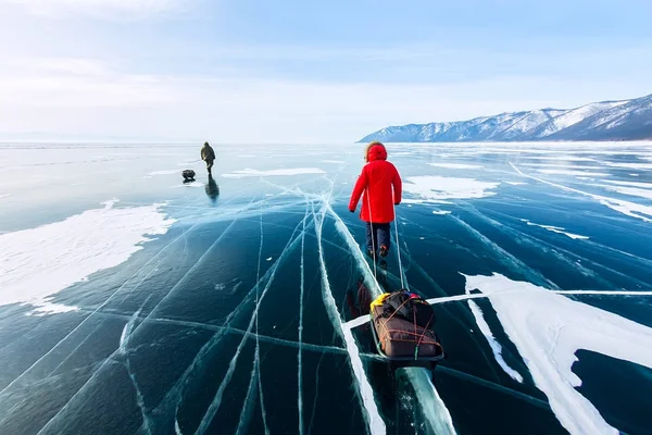 Vrouw met een slee-wandeling is op het ijs van het Baikalmeer — Stockfoto