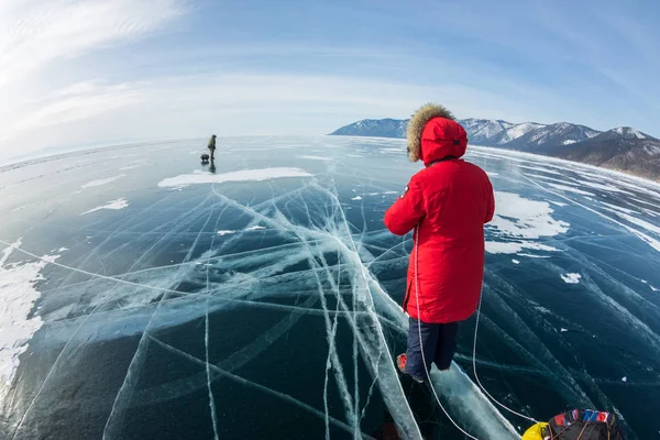 Femme avec une promenade en traîneau est sur la glace du lac Baïkal — Photo