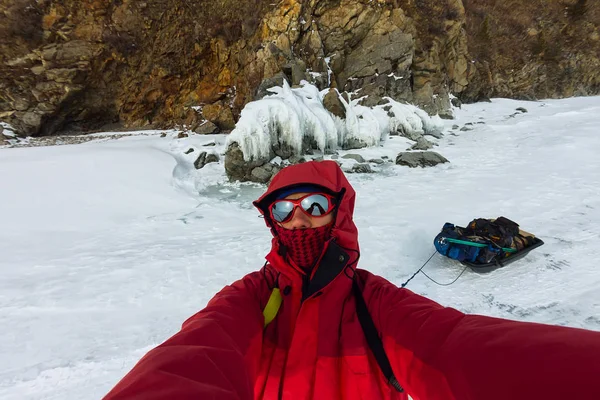 Egy Férfi Egy Havas Bajkál Hummocks Selfie Portréja — Stock Fotó