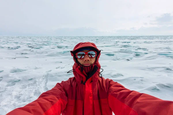 Selfie Porträt Eines Mannes Einem Verschneiten Baikalsee Buckelpisten — Stockfoto