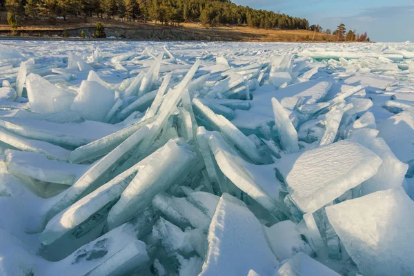 Amanecer en las jorobas azules del lago de hielo baikal, en un campo cubierto de nieve en invierno en un viaje —  Fotos de Stock