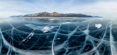 Panorama Olkhon gelen Deniz Baykal, mavi buz üzerinde çatlaklar