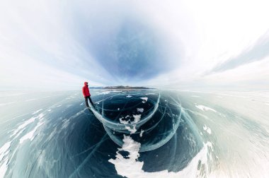 Panorama adam kürsüye Olkhon gelen Deniz Baykal, mavi buz üzerinde çatlaklar