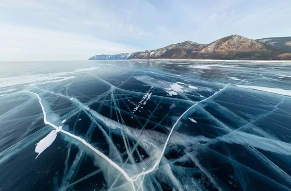 パノラマのバイカル湖モンゴルへからの青氷の上亀裂します — ストック写真